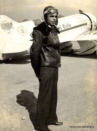 El Conquistador del Cielo... y detrás de él, el avión con el mismo apodo...